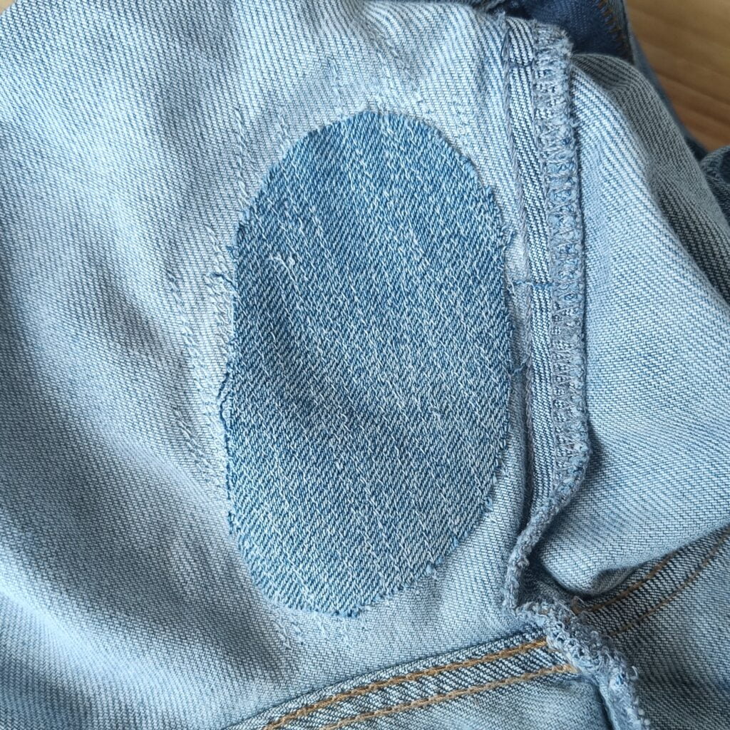 Hvordan reparerer jeg mine jeans
