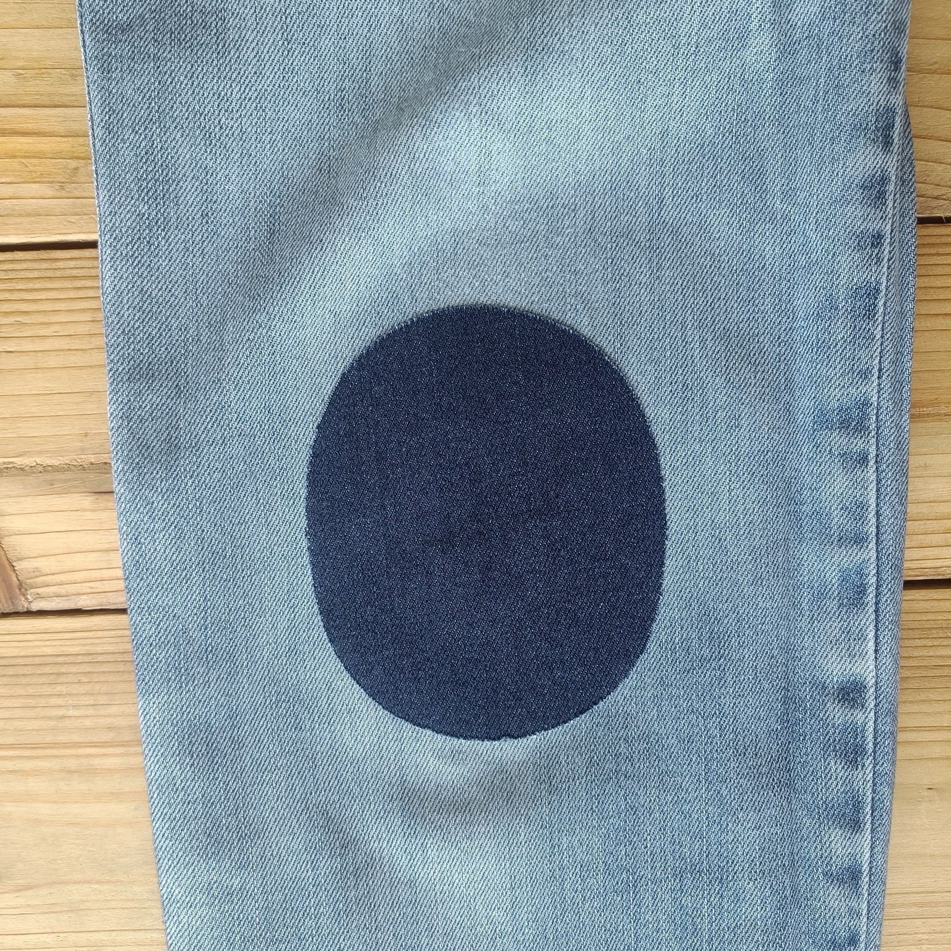 Jeans lappet med en strygelap