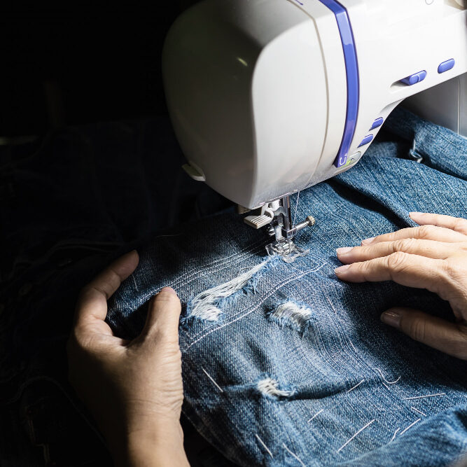 reparation af jeans på symaskine