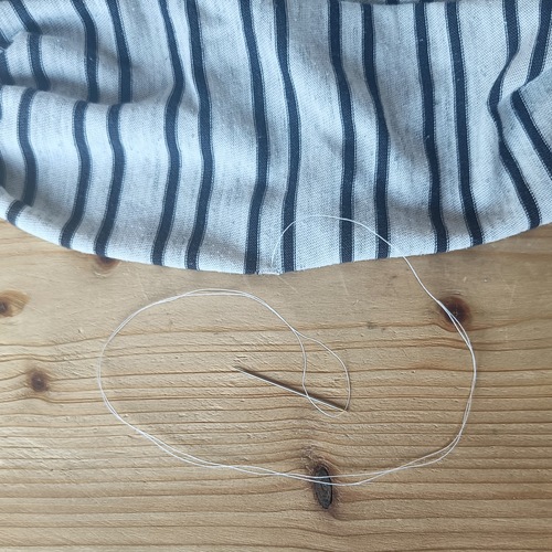 sy hullet i t-shirten sammen