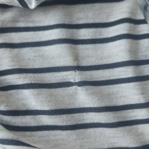 Sammensyning af et hul i en t-shirt