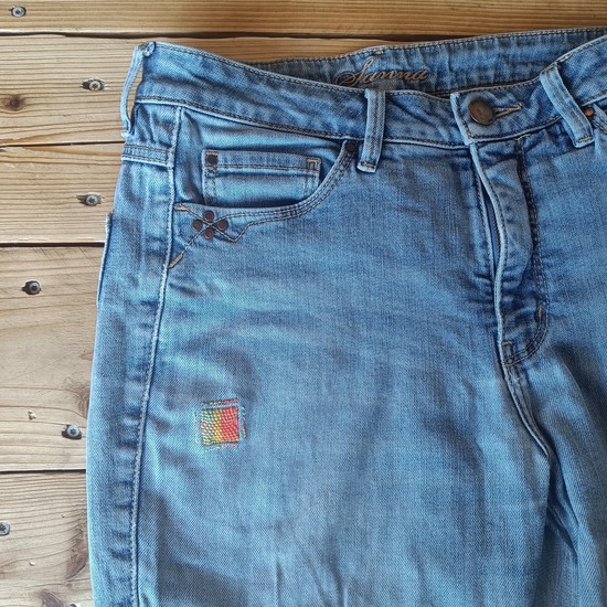 Jeans lappet med visible mending også kaldet vævelapning